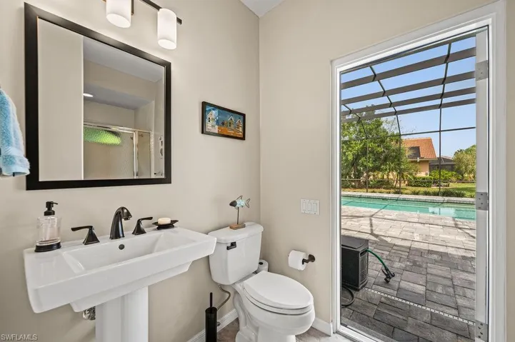 Guest/pool bath (w shower)