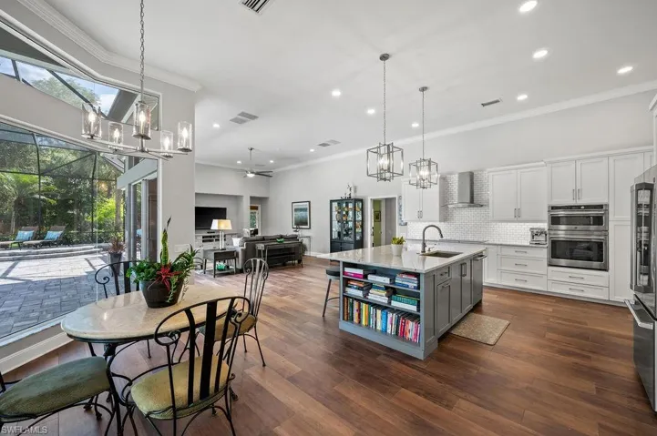 Eat-in kitchen