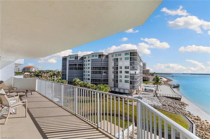 Almost 500 square feet of lanai space, look over the 10,000 Islands