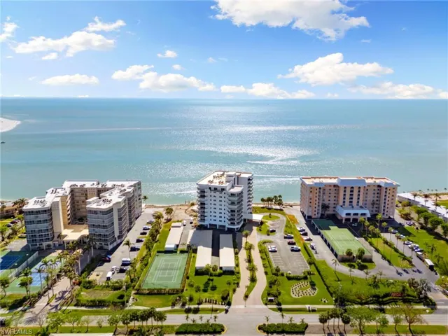 Caxambas Tower has a lobby area with a keypad entry, sauna, BBQ area, and more!