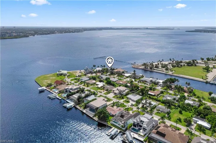 Premium riverfront location with quick access to open water – a boater’s dream!