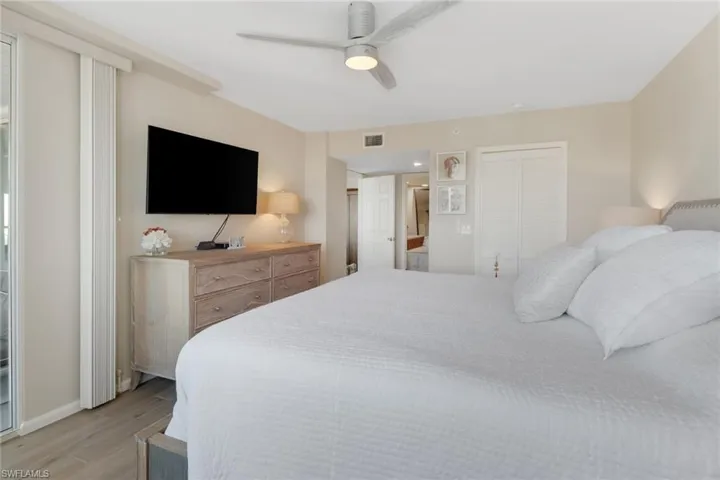 25  Bluebill  AVE, Naples, FL 34108
