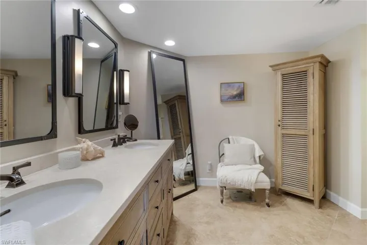 25  Bluebill  AVE, Naples, FL 34108