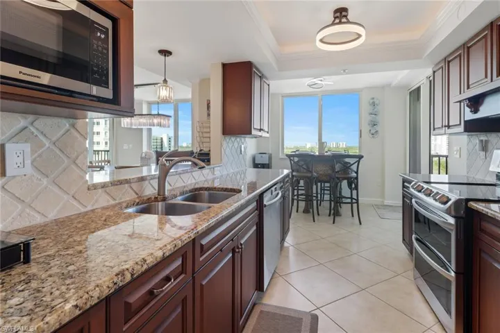 25  Bluebill  AVE, Naples, FL 34108