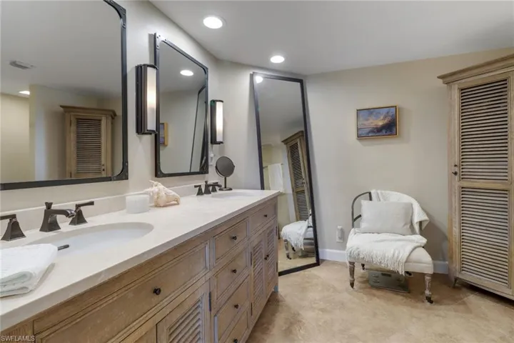 25  Bluebill  AVE, Naples, FL 34108