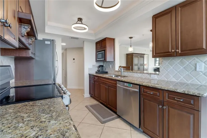25  Bluebill  AVE, Naples, FL 34108