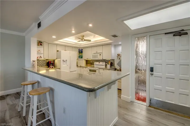 Large breakfast bar adds to the counter space