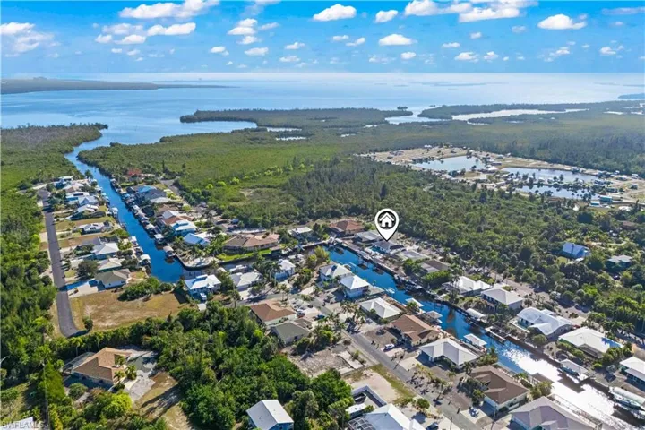 An uncompromised Gulf-access setting on the coveted Manatee Canal—no bridges, no limits, only open water and coastal serenity.