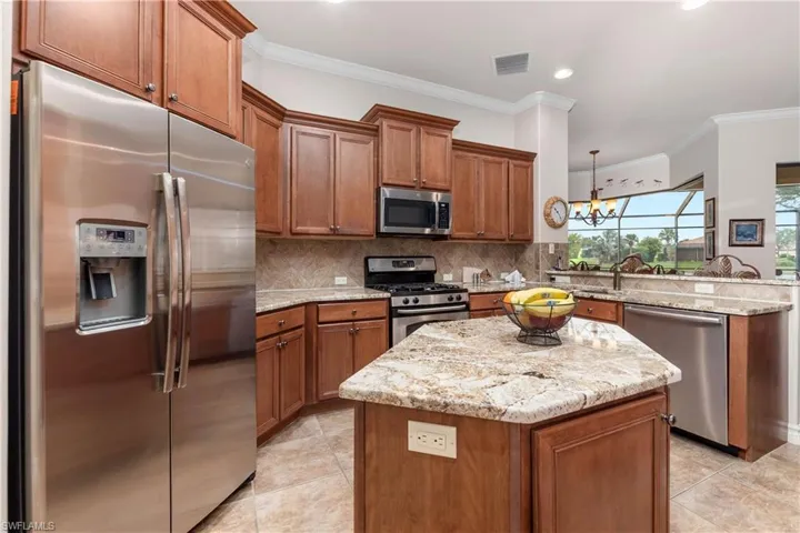 LARGE KITCHEN