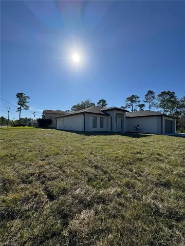 View of yard featuring a garage
