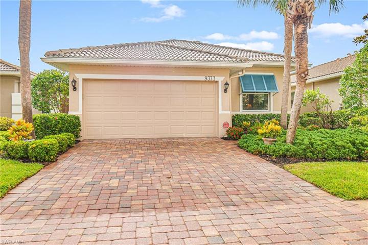 WCI BUILT RAPHAEL MODEL WITH BEAUTIFUL PAVERS ON THE DRIVEWAY & ENTRYWAY!