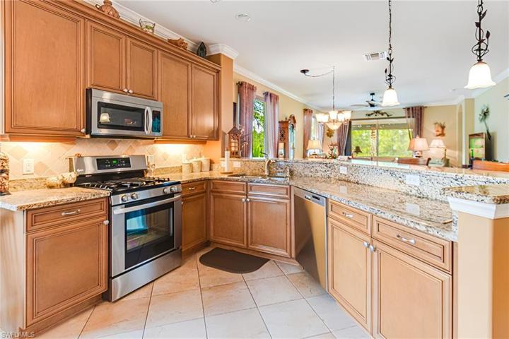 GAS STOVE! YES! VERY FEW LOCATIONS IN PELICAN PRESERVE HAVE GAS STOVES IN THE HOME!