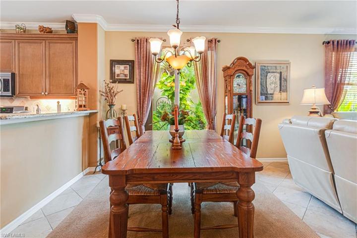 BROYHILL OAK DINING ROOM TABLE & CHAIRS REMAIN WITH THE HOME!   HUGE VALUE FOR YOU!
