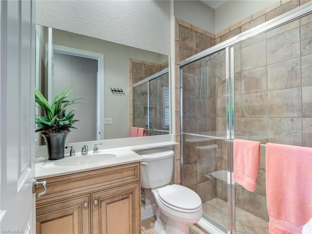 Den/5th bedroom en-suite bath