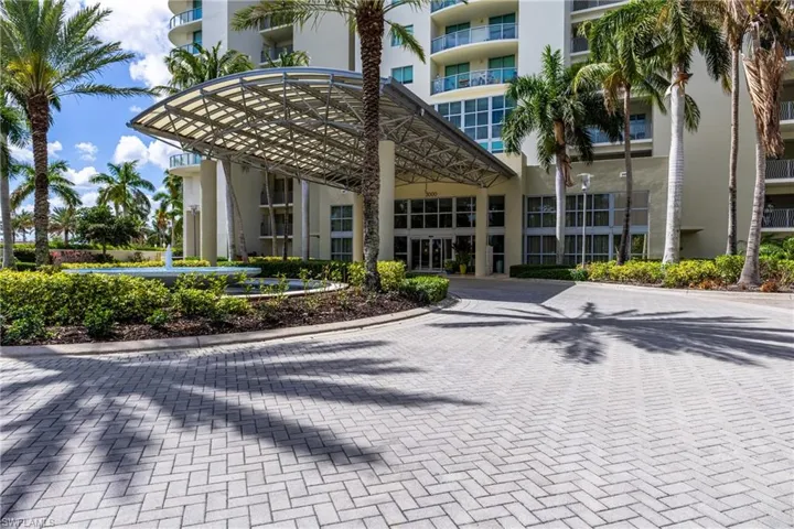 View of apartment building / complex