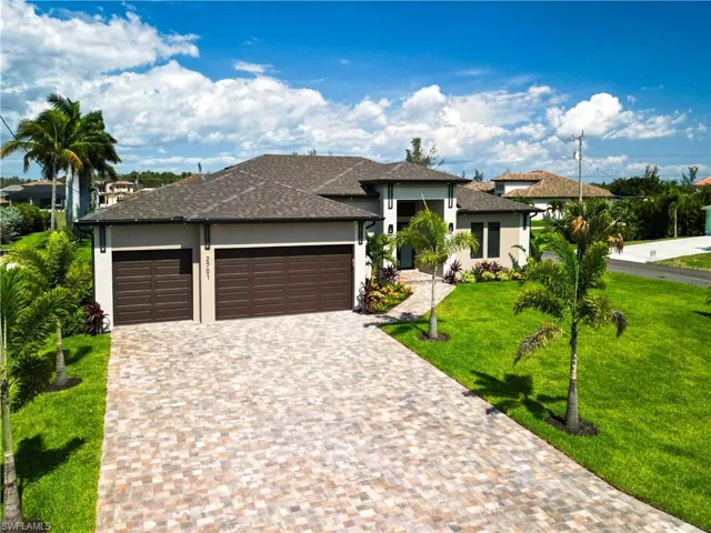 View of front facade with a garage and a front yard