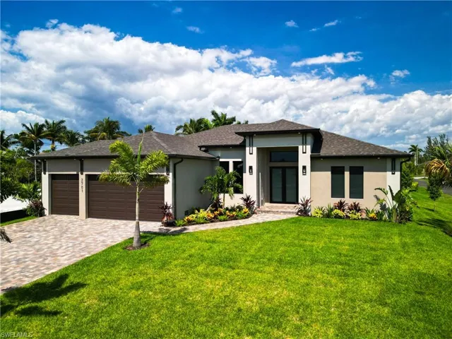 Prairie-style house featuring a garage and a front lawn