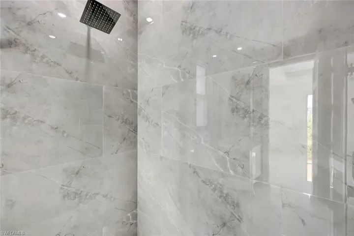 En suite primary bath has been elegantly designed.