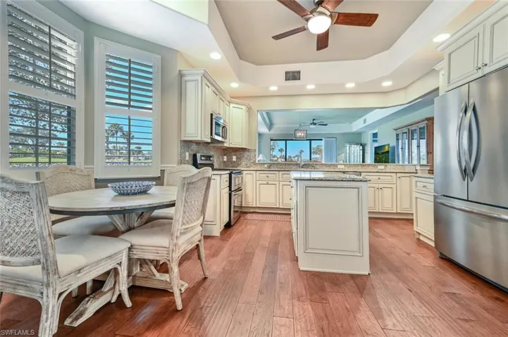 Eat in Kitchen with nice views !