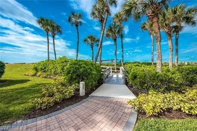 Path from Meridian Club to the beach