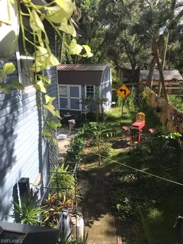View of yard featuring a shed