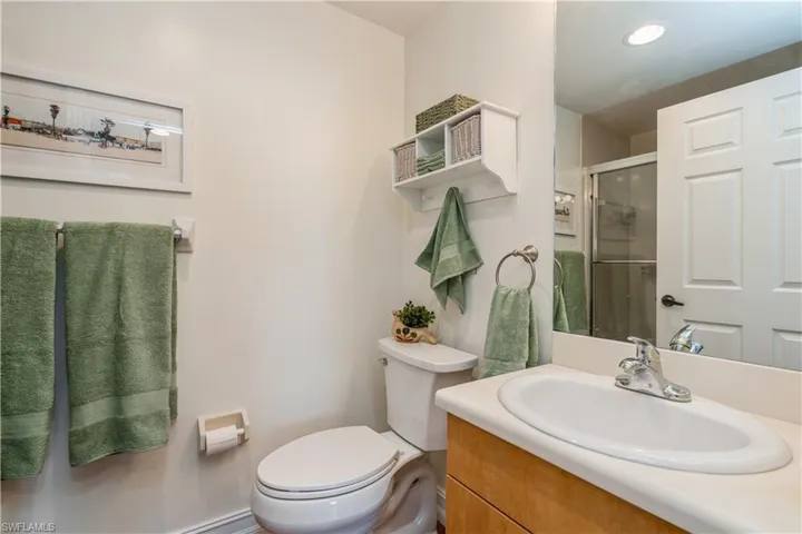 Guest bath with tub/shower