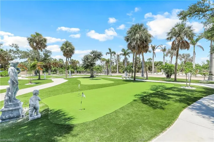Surrounding front yard featuring a putting area and a yard