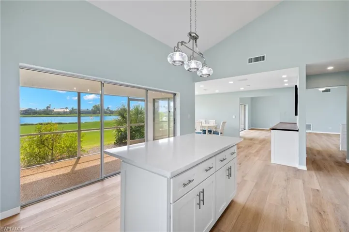 Kitchen/Breakfast Bar-Island