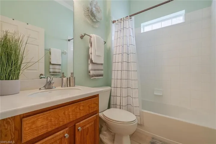 Full bathroom located between the 2 bedrooms. Split bedroom floor plan.