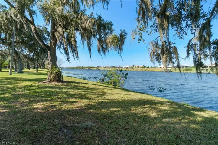 RIVERFRONT! LIVE OAKS! FLORIDA LIVING!