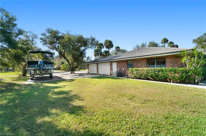 RV and Boats are welcome - NO HOA RULES.OLDE FLORIDA CHARM