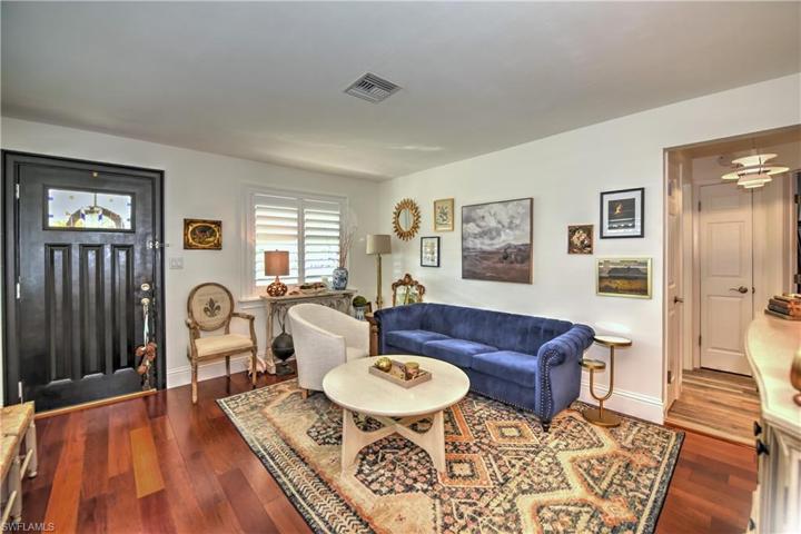 Bonus sitting room