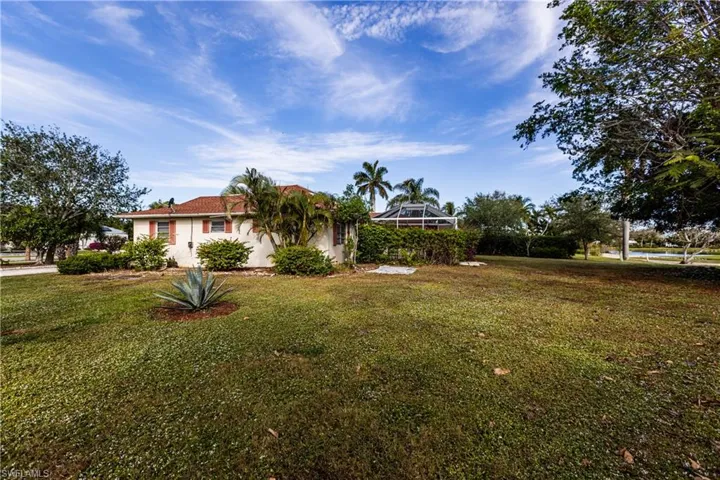 View of front of property featuring a front yard