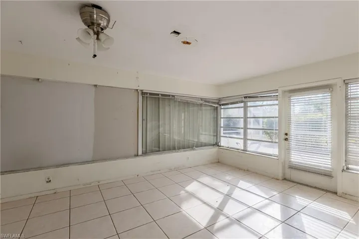 Tiled empty room with ceiling fan