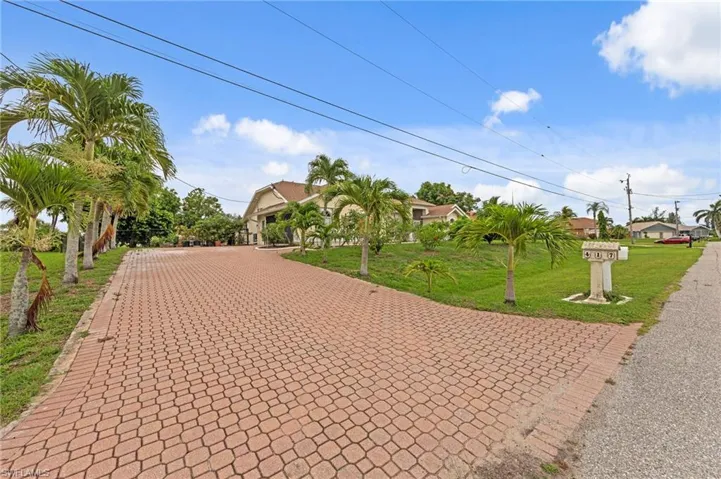 View of front facade with a front lawn and driveway