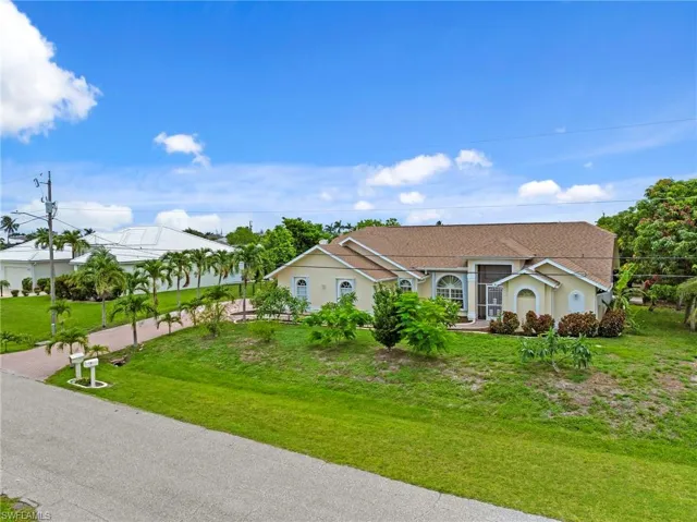 View of front facade with a front lawn