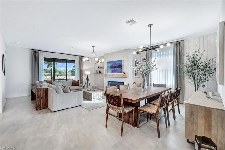 Gather the family together for special meals in this spacious dining area!