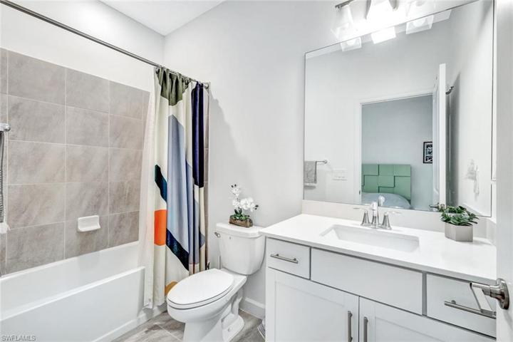 En suite guest bathroom.