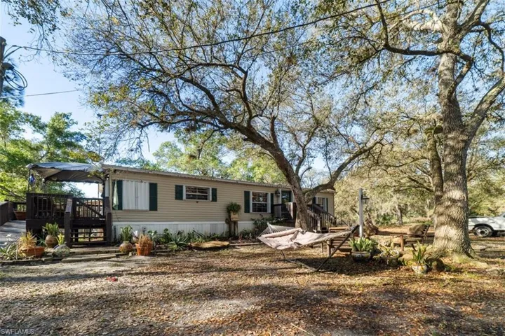 Manufactured / mobile home with a deck