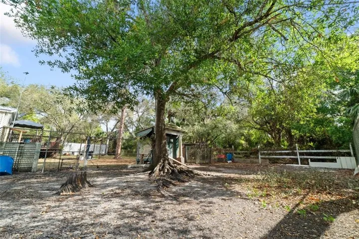 View of yard featuring an outdoor structure