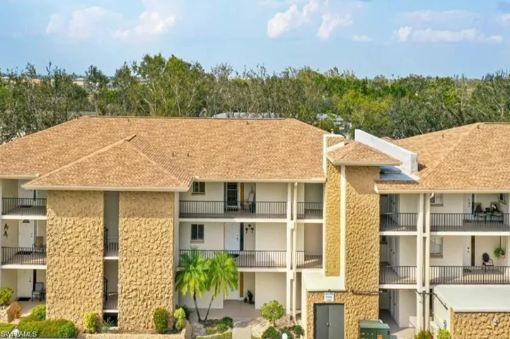 View of apartment building / complex