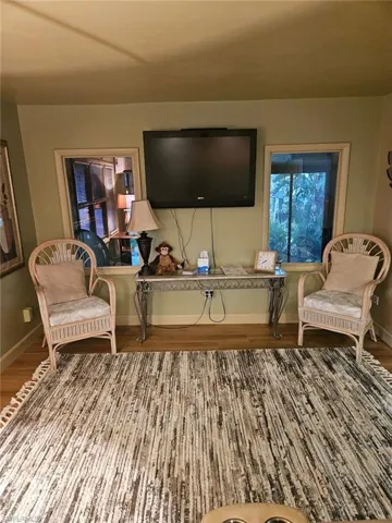 Living area with laminate floors covered with rug