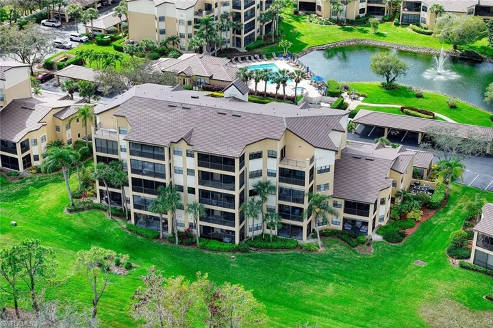 220  Vintage  CIR, Naples, FL 34119