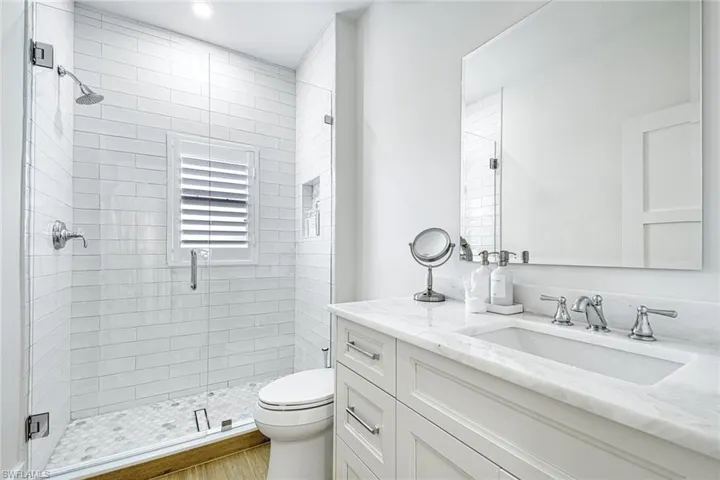220  Vintage  CIR, Naples, FL 34119