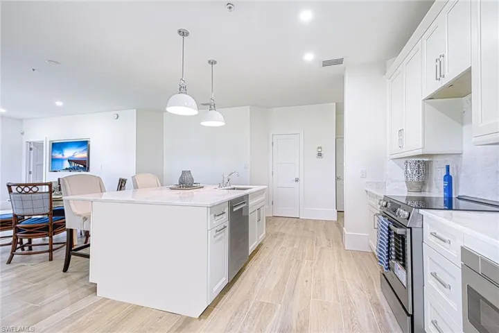 220  Vintage  CIR, Naples, FL 34119