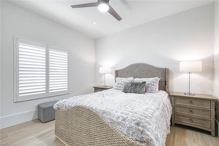 220  Vintage  CIR, Naples, FL 34119