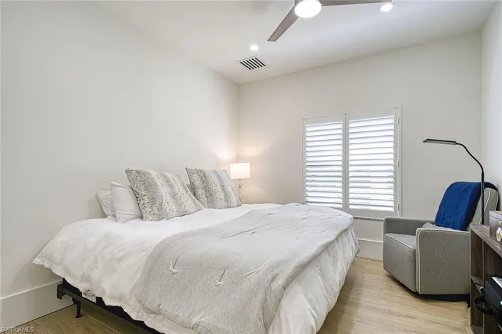 220  Vintage  CIR, Naples, FL 34119