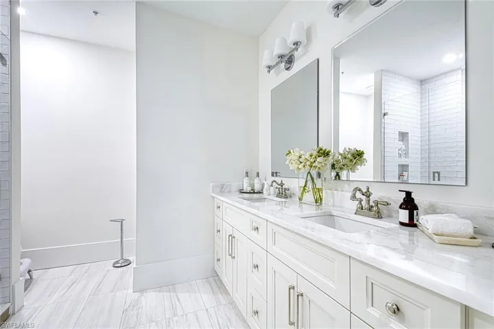 220  Vintage  CIR, Naples, FL 34119