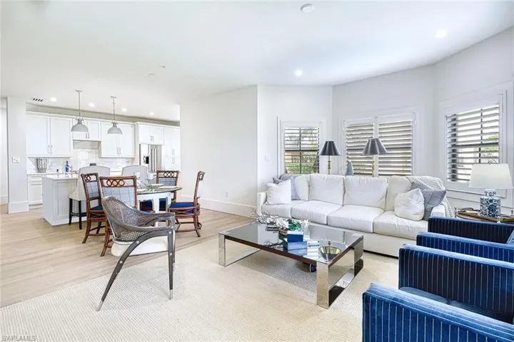 220  Vintage  CIR, Naples, FL 34119