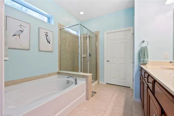 Primary en-suite with soaking tub